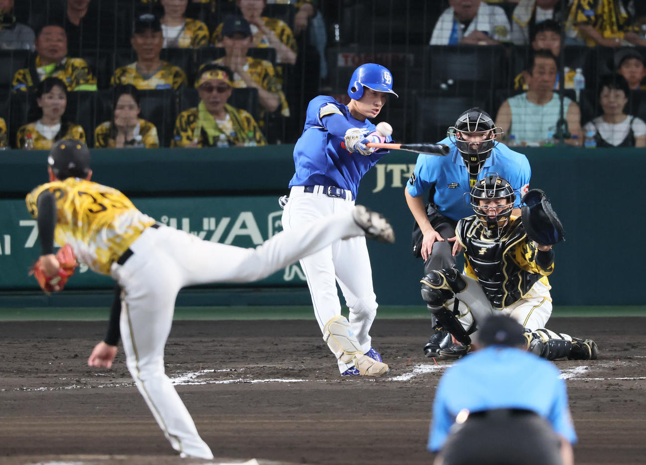 阪神対中日　6回表中日2死一、二塁、上林は中越え2点適時二塁打を放つ。投手才木（撮影・加藤哉）