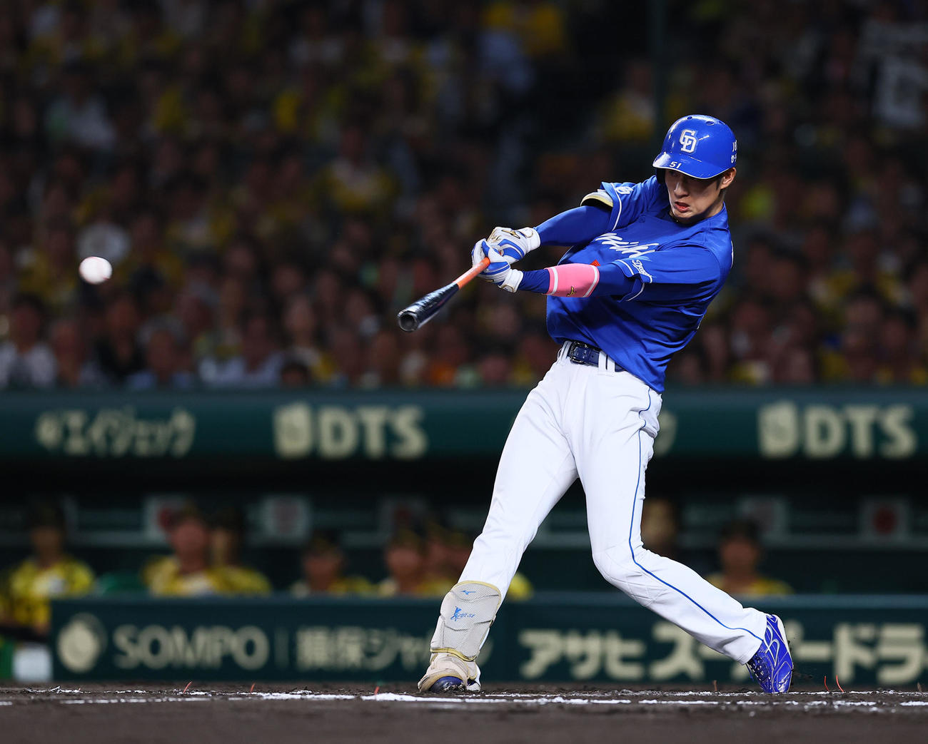 阪神対中日　6回表中日2死一、三塁、上林は右中間に先制の2点適時二塁打を放つ（撮影・藤尾明華）