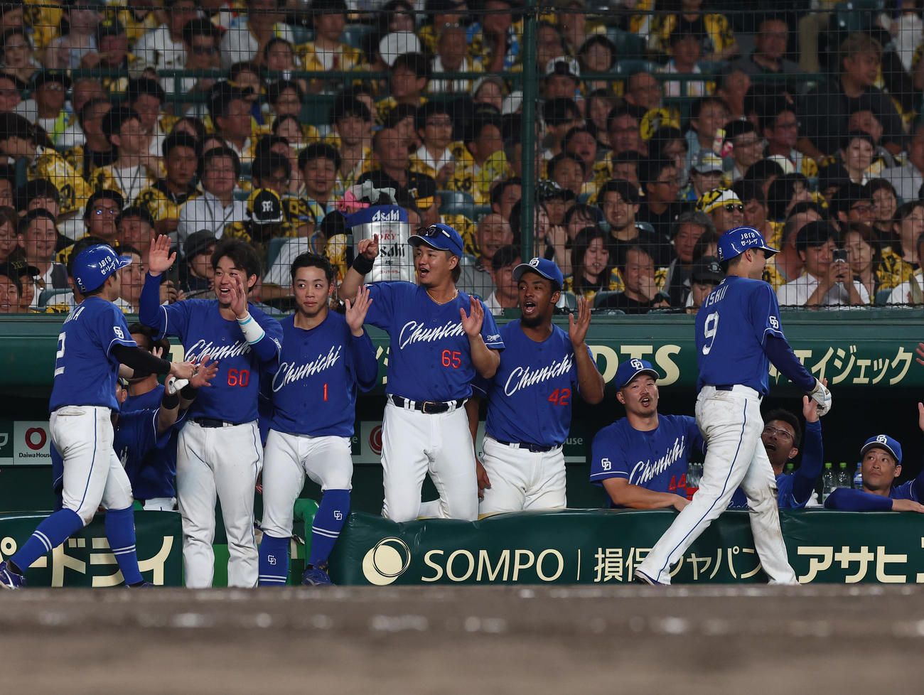 阪神対中日　6回表中日2死一、三塁、上林誠知の先制2点適時打で生還した石伊（右）と田中をハイタッチする中日ナイン（撮影・上田博志）