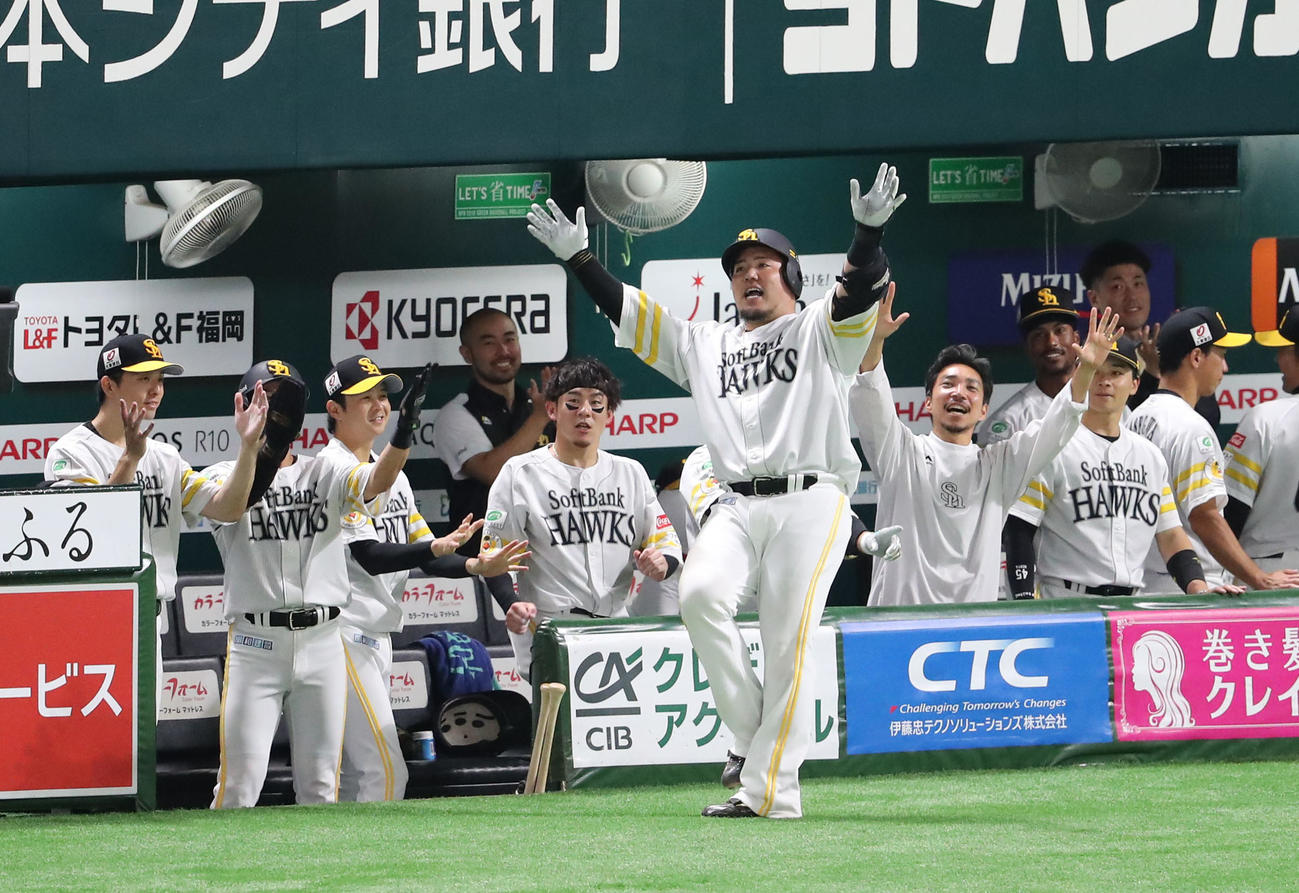 ソフトバンク対ロッテ　8回裏ソフトバンク無死、山川は左中間に本塁打を放ちポーズを決める（撮影・梅根麻紀）