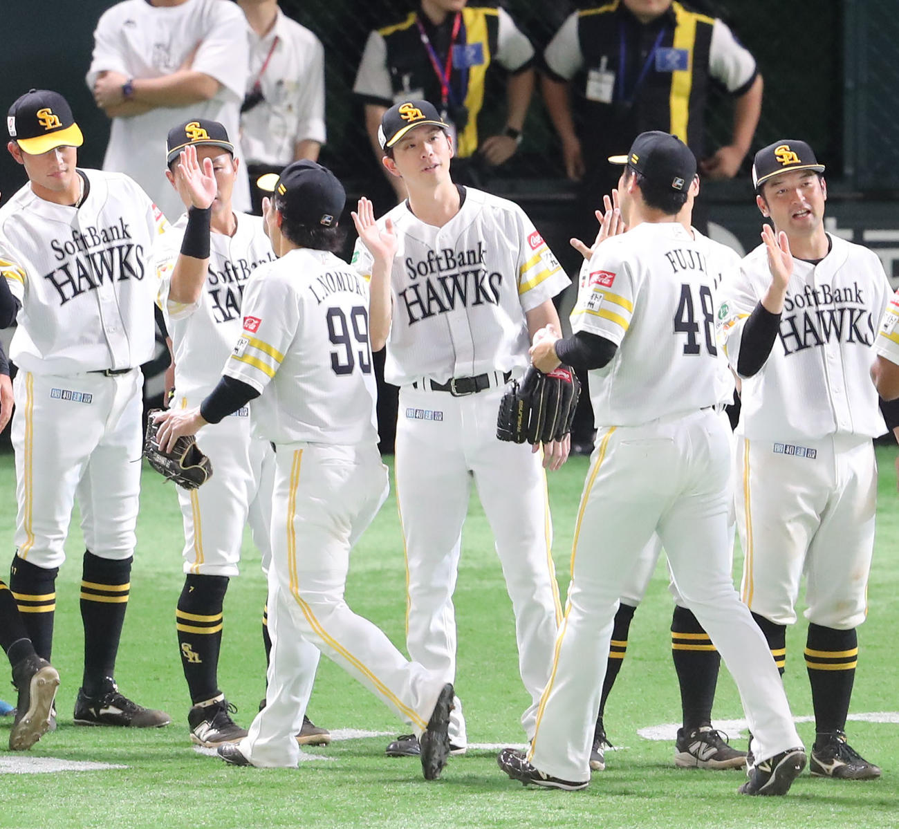 ソフトバンク対ロッテ　勝利投手となった大関は最後を抑えた藤井を出迎える（撮影・梅根麻紀）