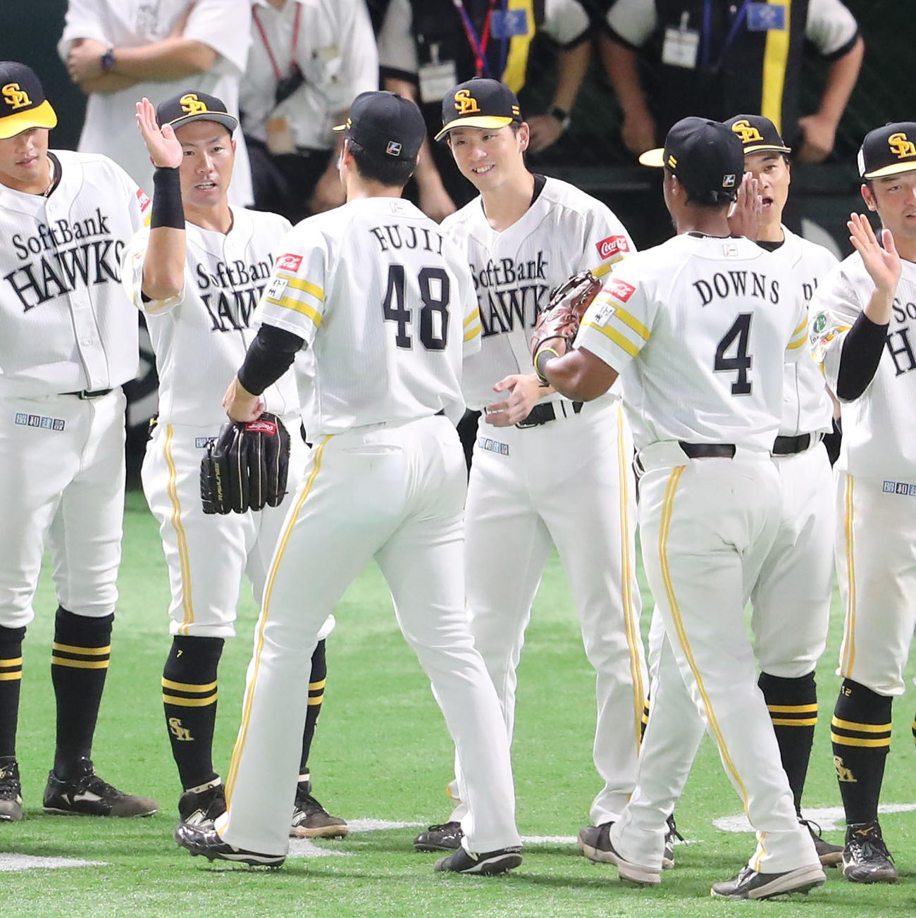 ソフトバンク対ロッテ　勝利投手となった大関は最後を抑えた藤井を出迎える（撮影・梅根麻紀）