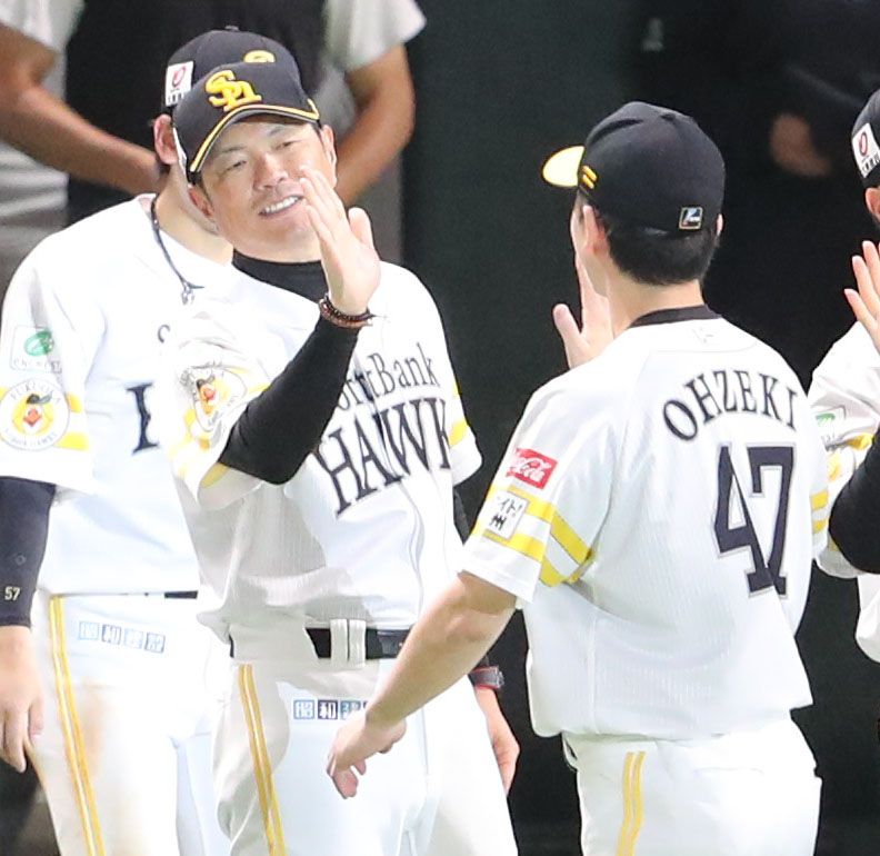 ソフトバンク対ロッテ　勝利投手となった大関とハイタッチをかわす小久保監督（撮影・梅根麻紀）