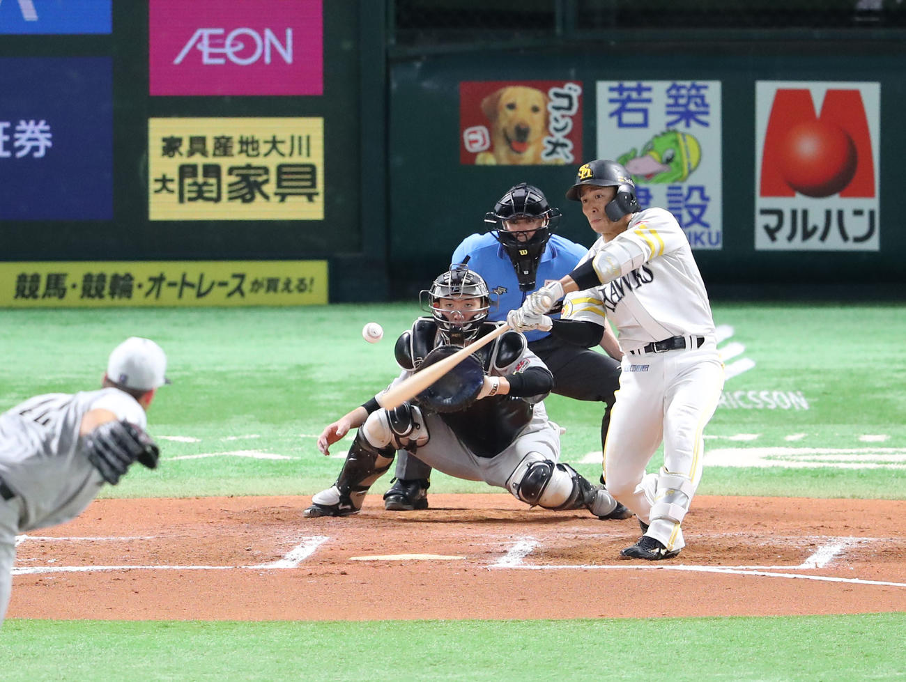 ソフトバンク対ロッテ　6回裏ソフトバンク2死一、二塁、野村は左越えに適時二塁打を放つ（撮影・梅根麻紀）