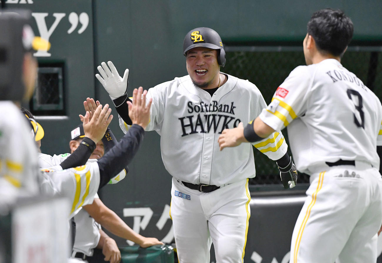 ソフトバンク対ロッテ　6回裏ソフトバンク2死一、二塁、野村の適時左二塁打で生還し、笑顔でナインとタッチを交わす山川（撮影・岩下翔太）