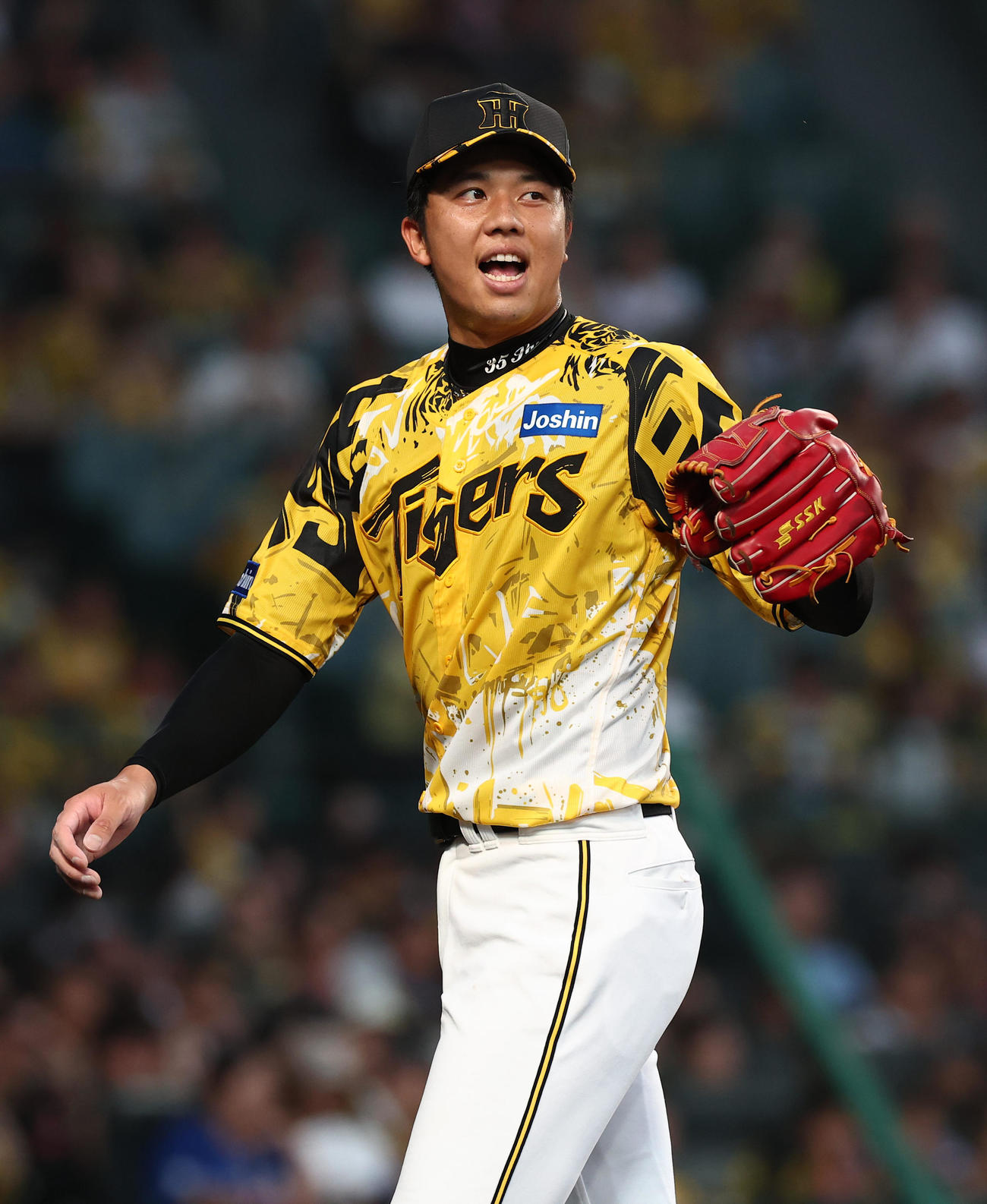 阪神対中日　4回表中日2死、好守備を見せた小幡に笑顔で声を掛ける才木（撮影・上田博志）