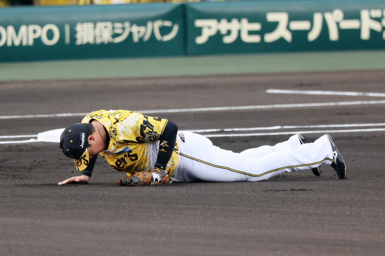 阪神対中日　1回表中日1死、大山は田中の打球を横っ跳びで好捕（撮影・加藤哉）