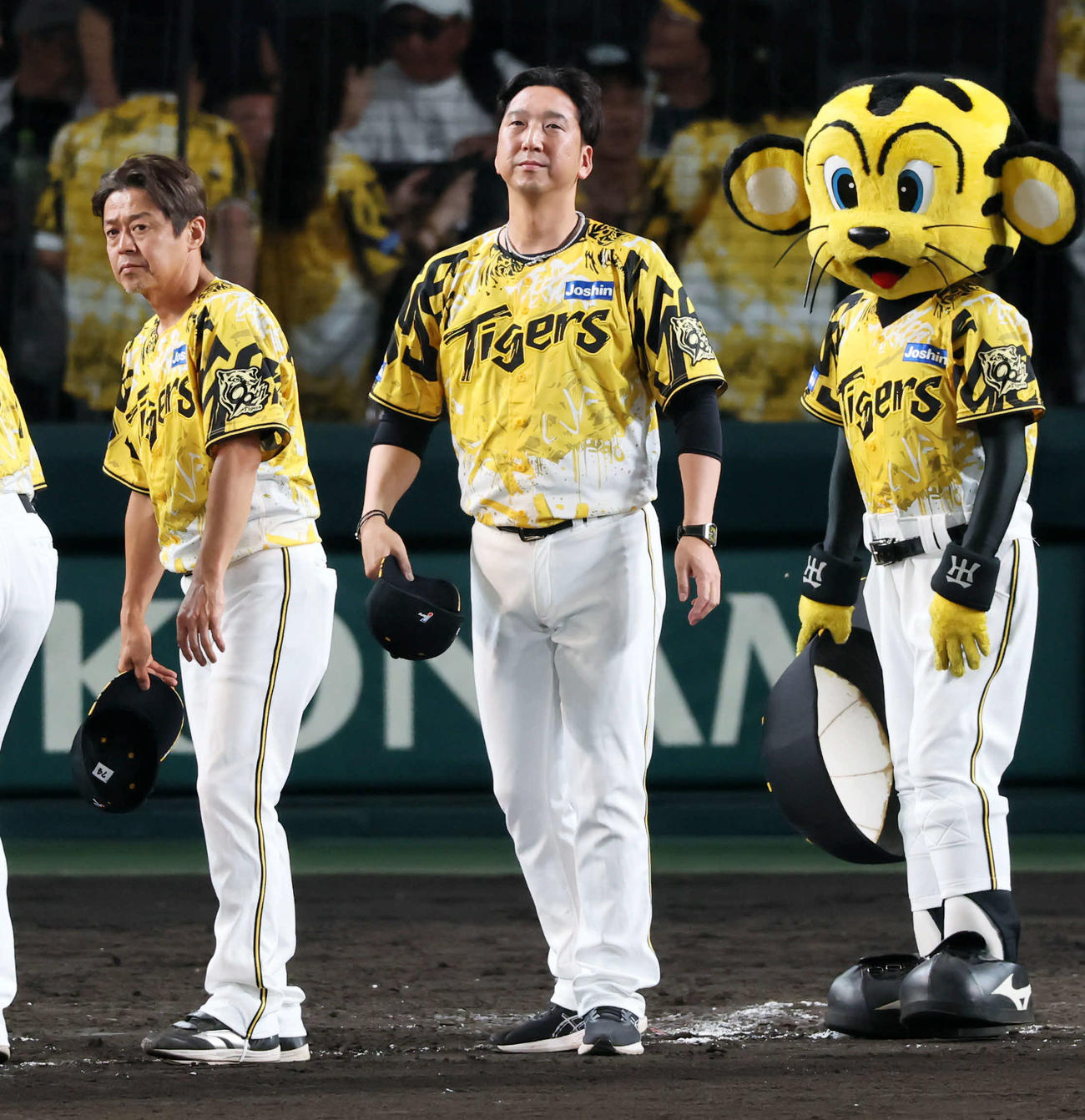 阪神対中日　中日に連敗しファンにあいさつする藤川監督（撮影・加藤哉）