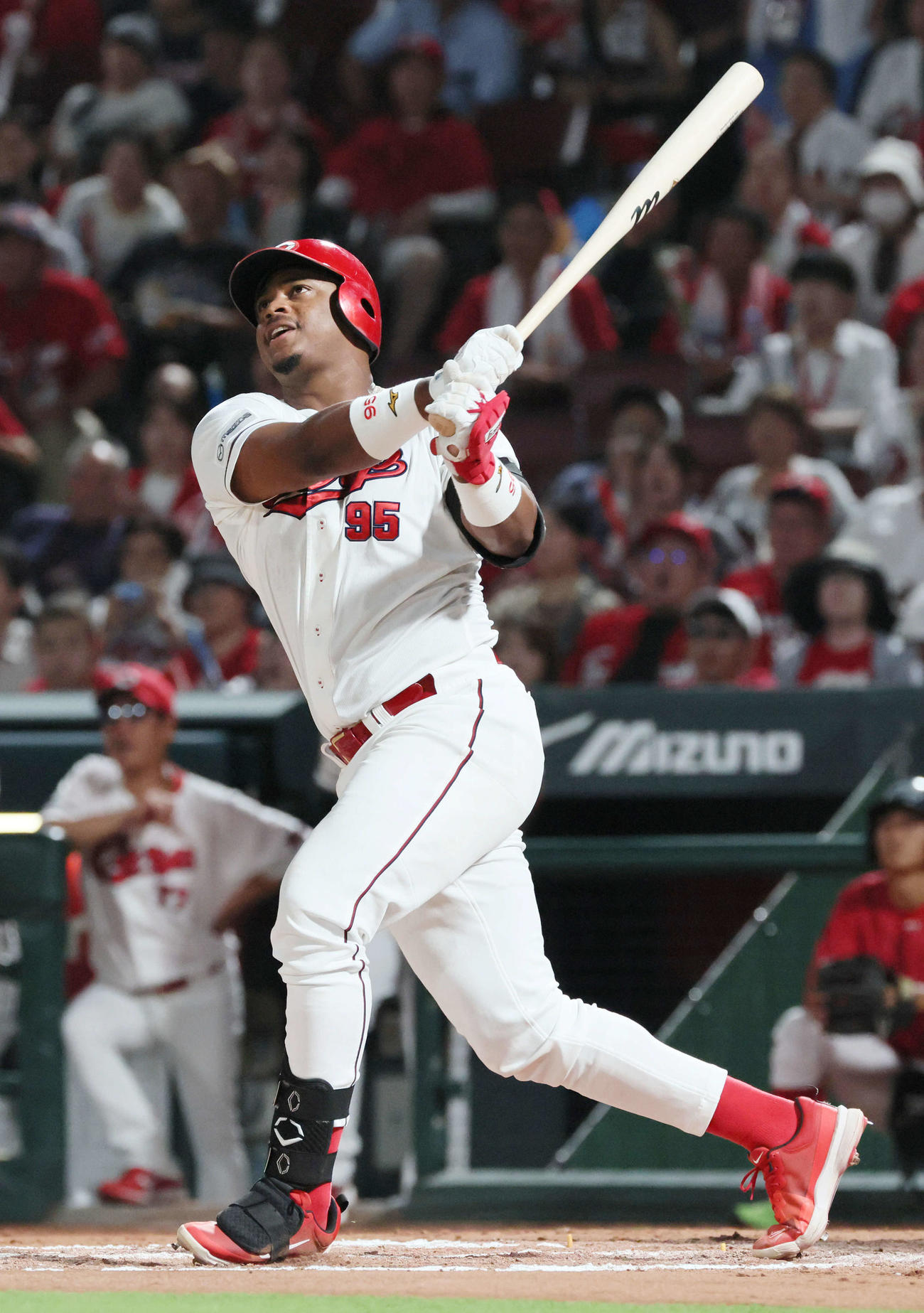 広島対DeNA 6回裏広島2死、モンテロは左越え本塁打を放つ（撮影・加藤孝規）