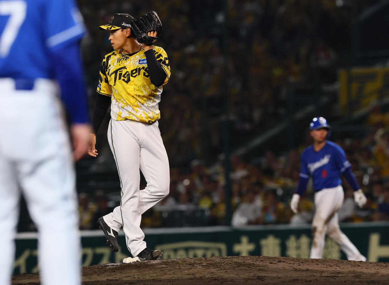 阪神対中日　9回表中日2死一、三塁、打者高橋宏のときボークで失点する早川（撮影・藤尾明華）