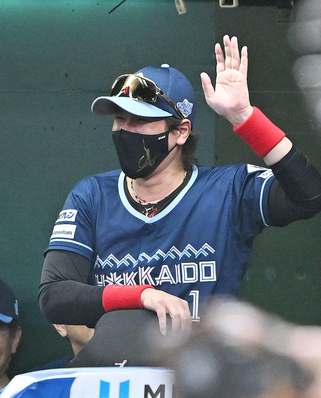 西武対日本ハム　1回表、ベンチで笑顔の日本ハム新庄監督（撮影・滝沢徹郎）