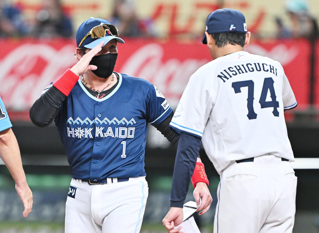 西武対日本ハム　試合前に西武西口監督（右）にあいさつする日本ハム新庄監督（撮影・滝沢徹郎）