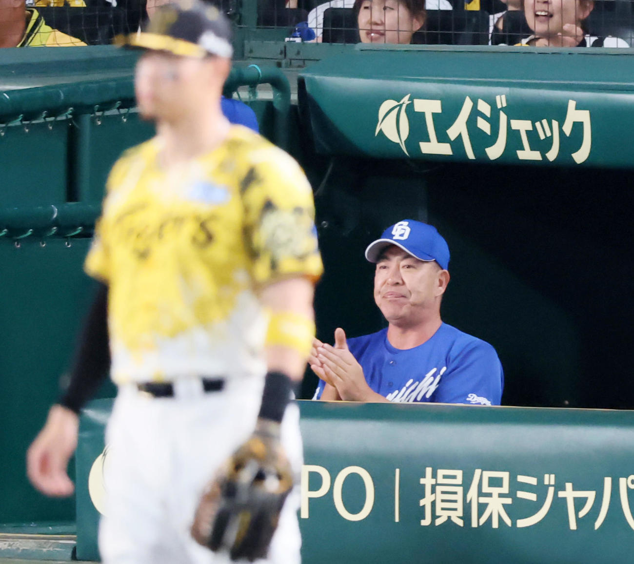 阪神対中日　6回表中日2死一、二塁、上林の中越え2点適時二塁打にベンチで拍手する井上監督（撮影・加藤哉）