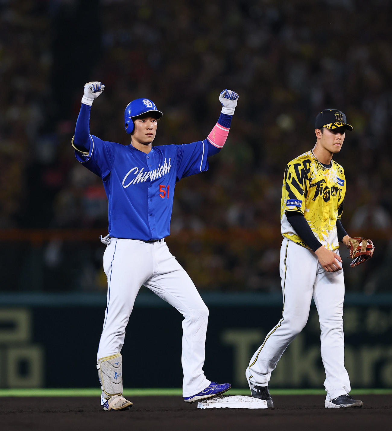 阪神対中日　6回表中日2死一、三塁、上林は右中間に先制の2点適時二塁打を放ちガッツポーズをする（撮影・藤尾明華）