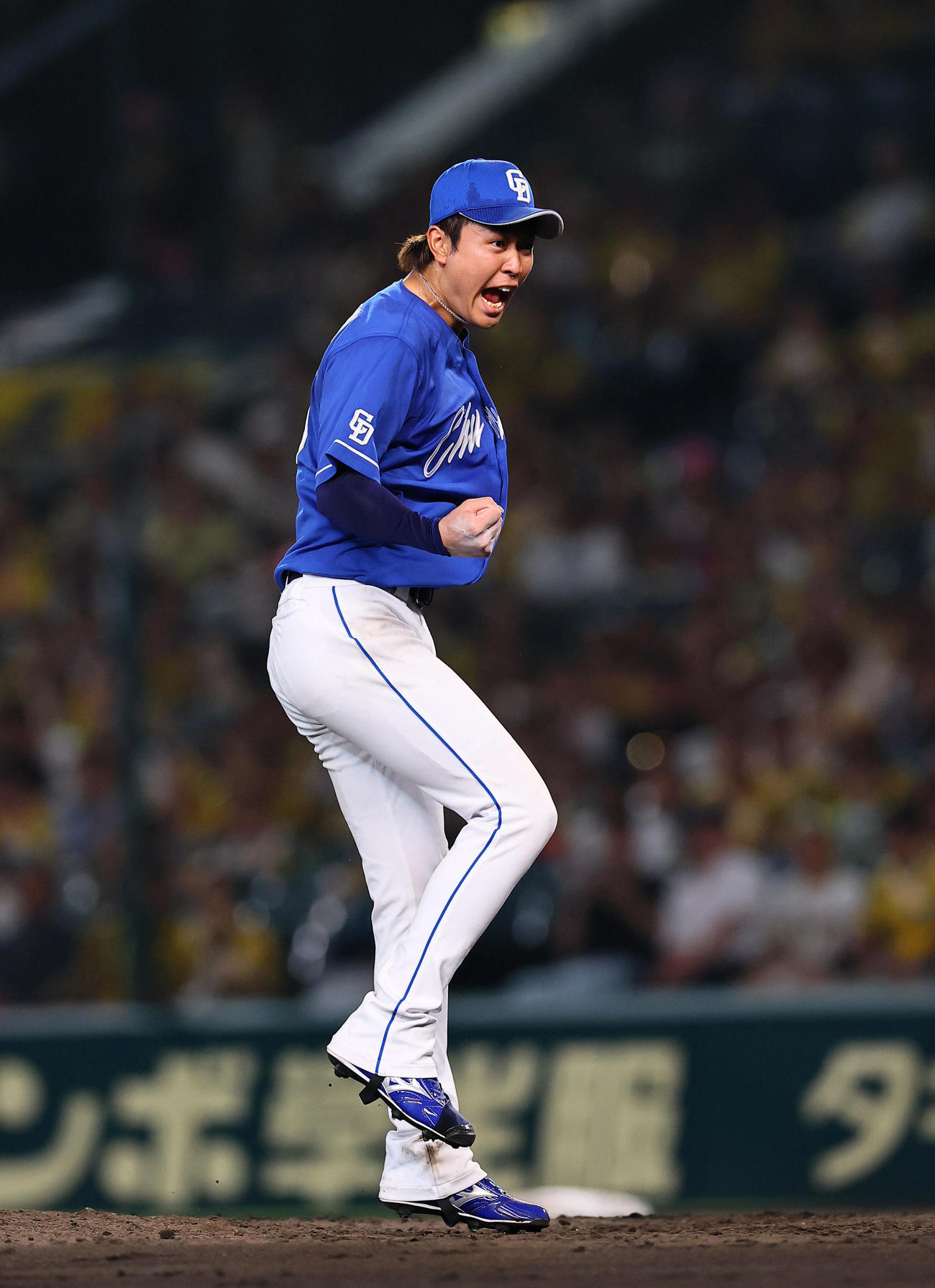 阪神対中日　8回裏阪神2死二塁、梅野を三振に仕留めガッツポーズをする高橋宏（撮影・藤尾明華）