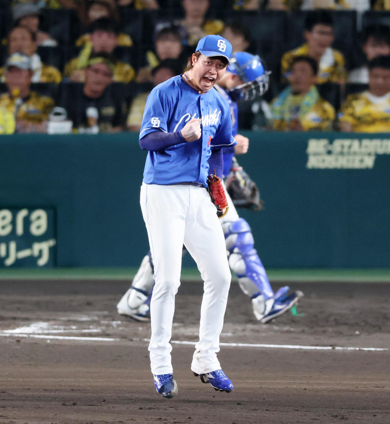阪神対中日　7回裏阪神2死、高橋宏は佐藤輝を遊飛に仕留めガッツポーズを作り雄たけびを上げる（撮影・加藤哉）