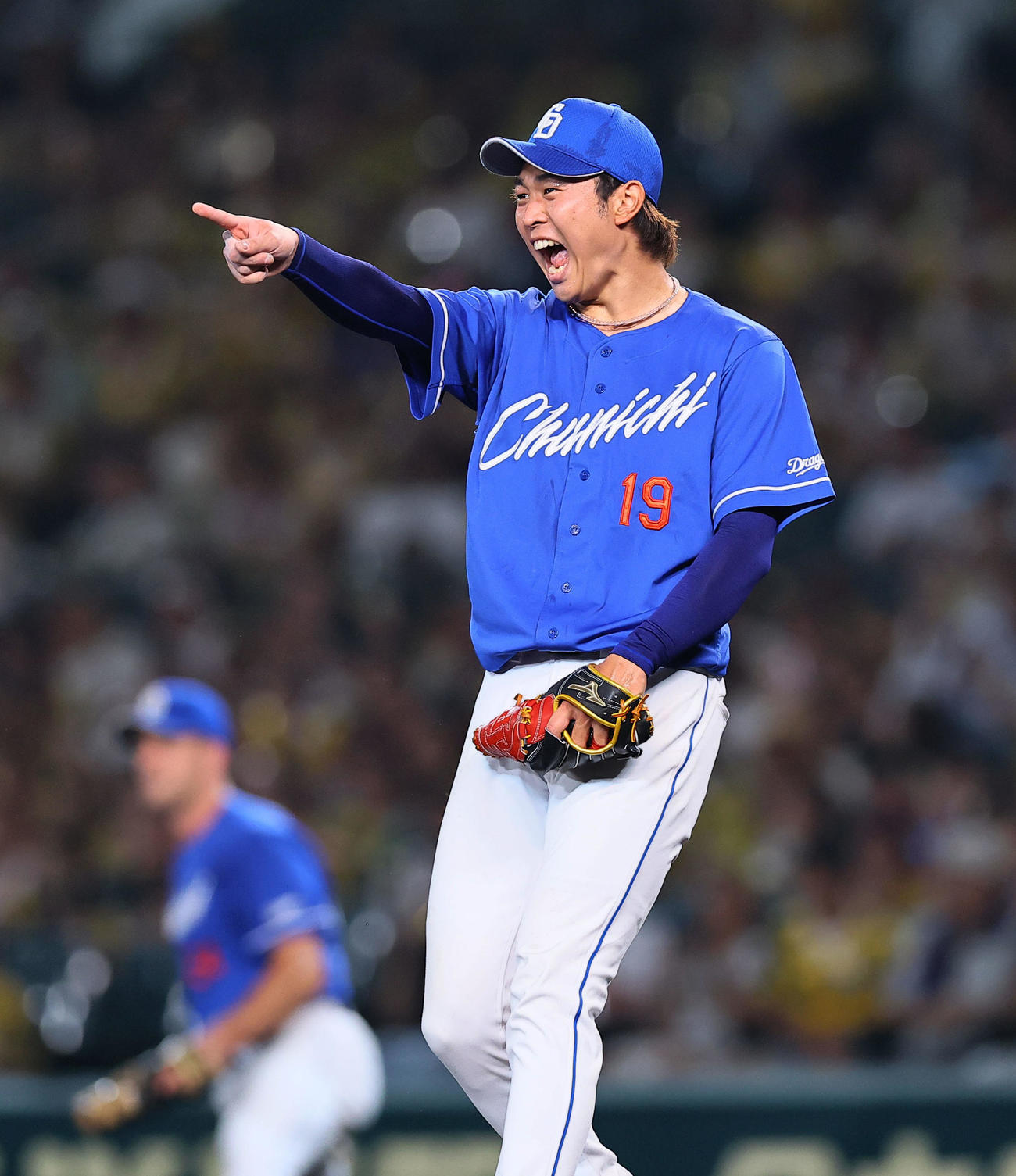 阪神対中日　7回裏阪神1死、森下を三ゴロに打ち取り、好守を見せた野手を指さす高橋宏（撮影・藤尾明華）