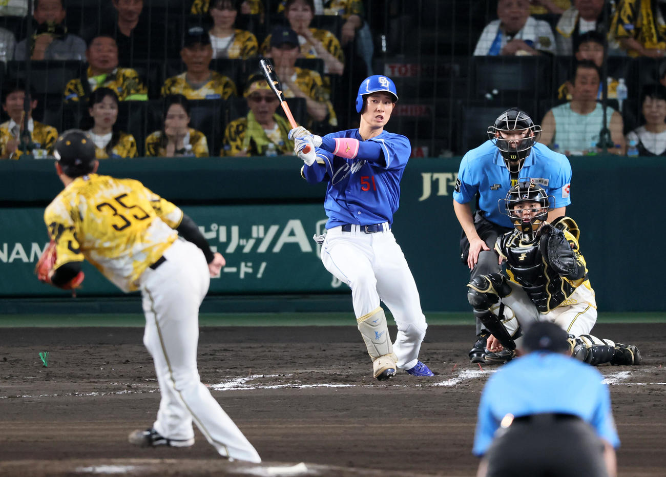 阪神対中日　6回表中日2死一、二塁、上林は中越え2点適時二塁打を放つ。投手才木（撮影・加藤哉）