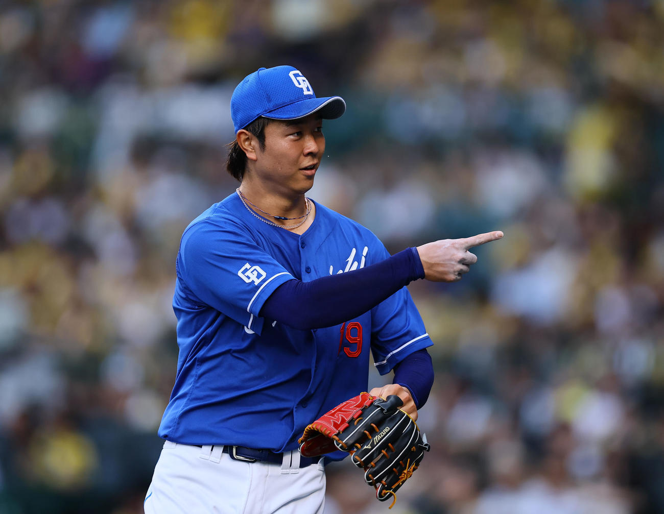 阪神対中日　2回を終え、ベンチに戻る中日高橋宏（撮影・藤尾明華）
