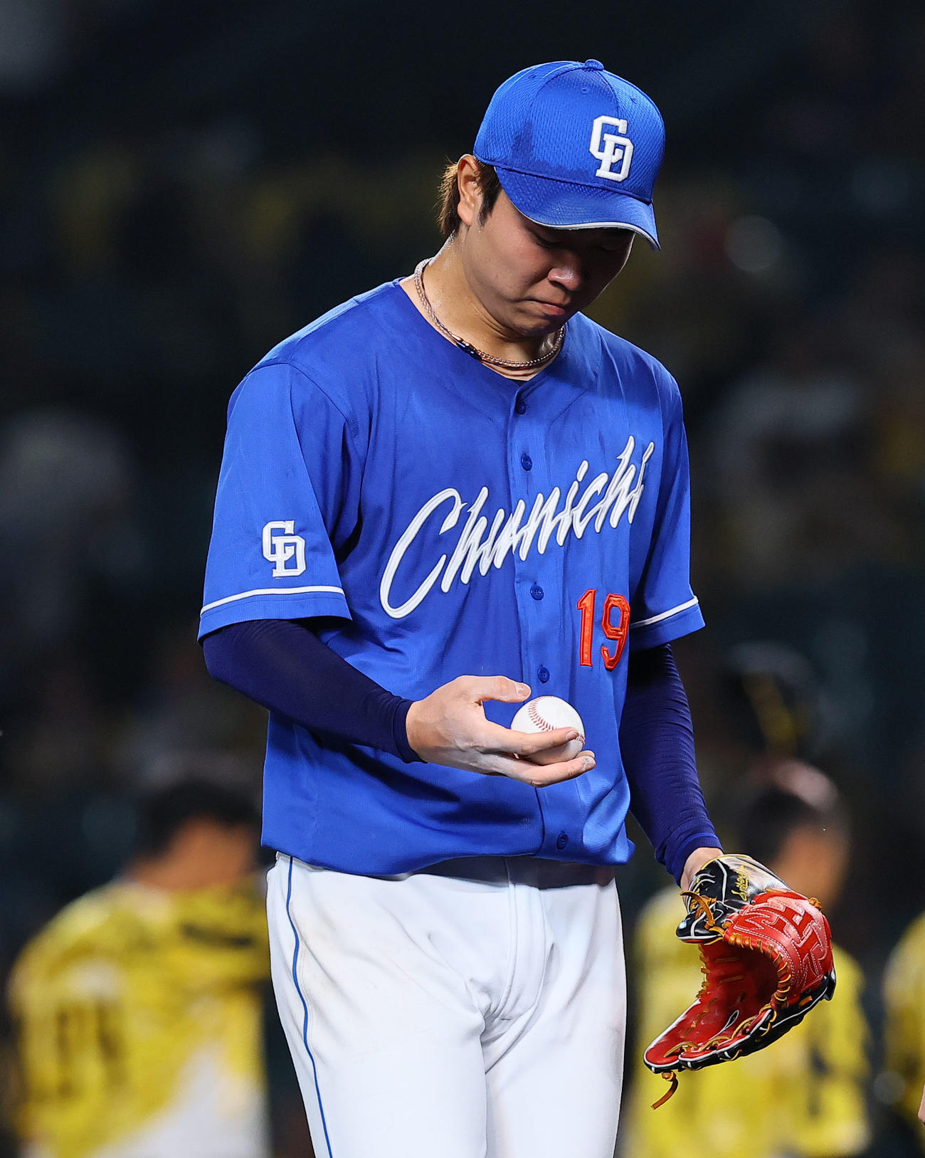 阪神対中日　4安打完封勝利を飾り、ウイニングボールを見つめる中日高橋宏（撮影・藤尾明華）
