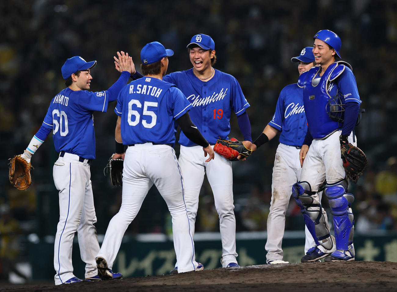 阪神対中日　4安打完封勝利を飾り、笑顔でナインとタッチを交わす中日高橋宏（中央）（撮影・藤尾明華）