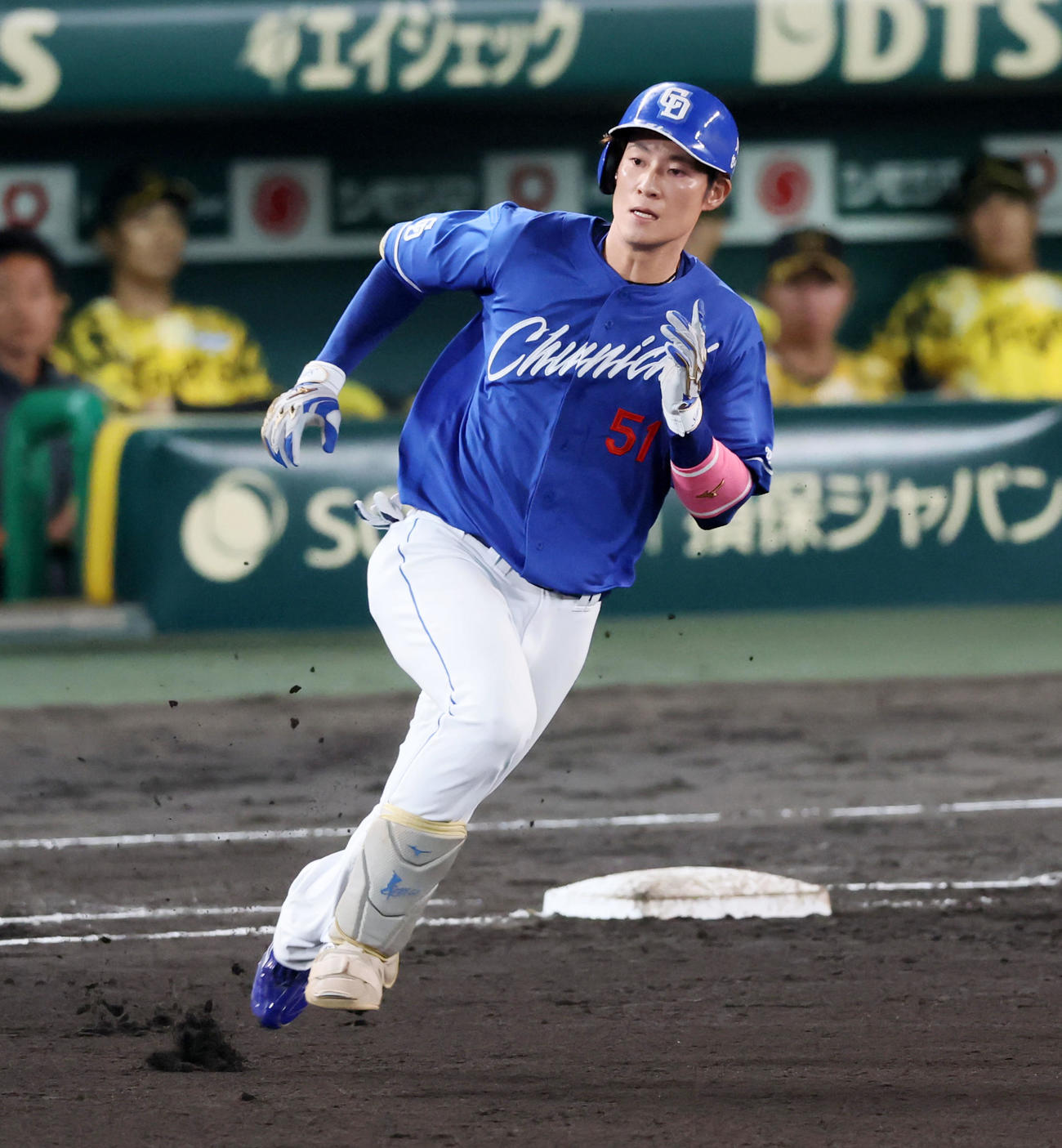 阪神対中日　6回表中日2死一、二塁、上林は中越え2点適時二塁打を放つ（撮影・加藤哉）