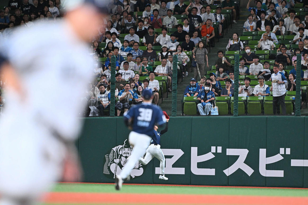 西武対日本ハム　1回裏西武2死満塁、村田の打球を好捕する右翼手万波（後方）（撮影・滝沢徹郎）