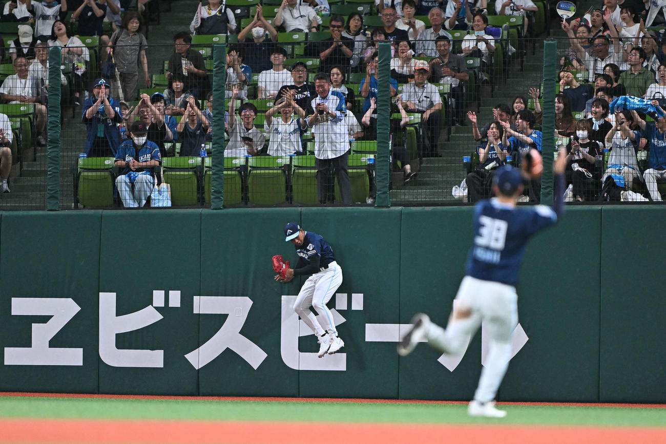 西武対日本ハム　1回裏西武2死満塁、村田の打球を好捕する右翼手万波（後方）（撮影・滝沢徹郎）