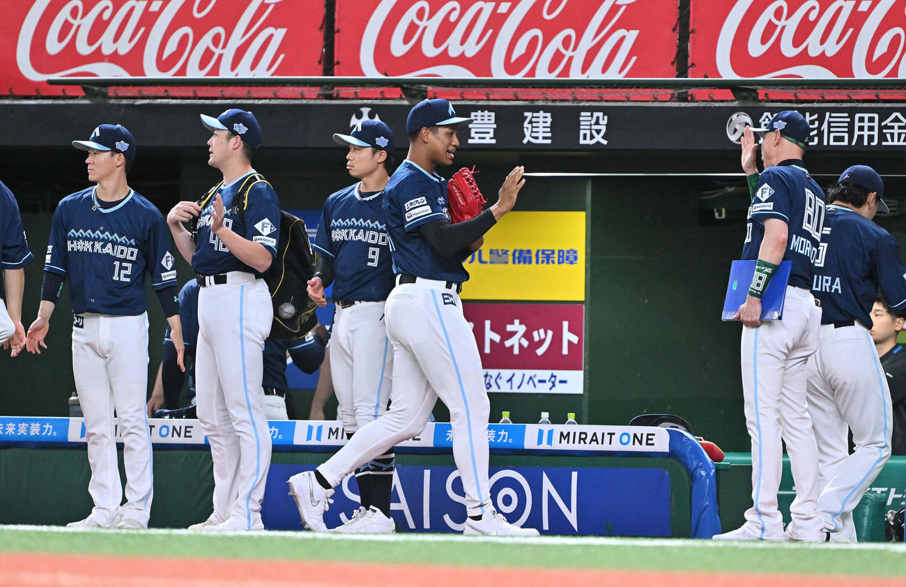 西武対日本ハム　1回裏西武2死満塁、村田の打球を好捕した右翼手万波（左から4人目）はチームメートとタッチをかわす（撮影・滝沢徹郎）