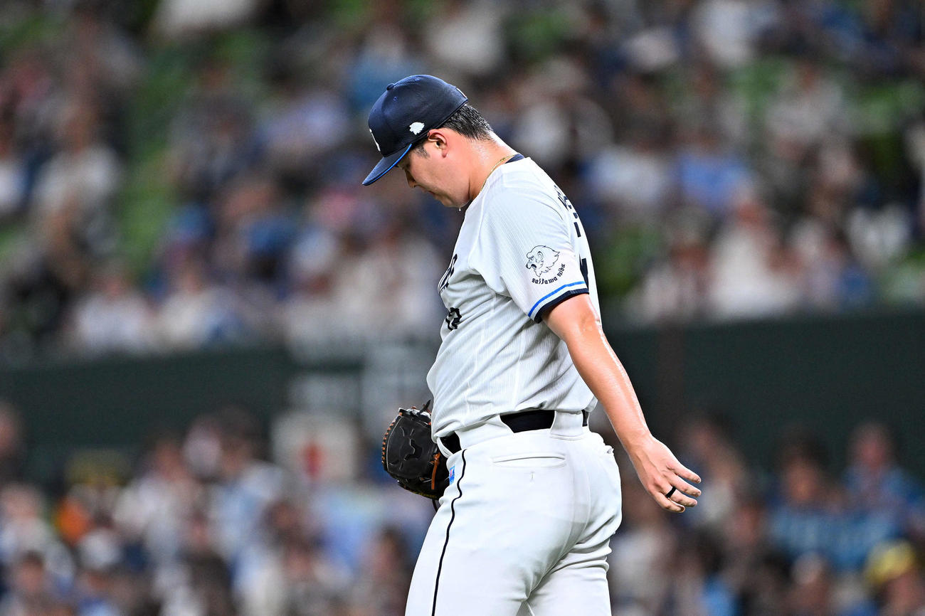 西武対日本ハム　1回表日本ハム2死二、三塁、野村に2点適時打を許した渡辺（撮影・滝沢徹郎）