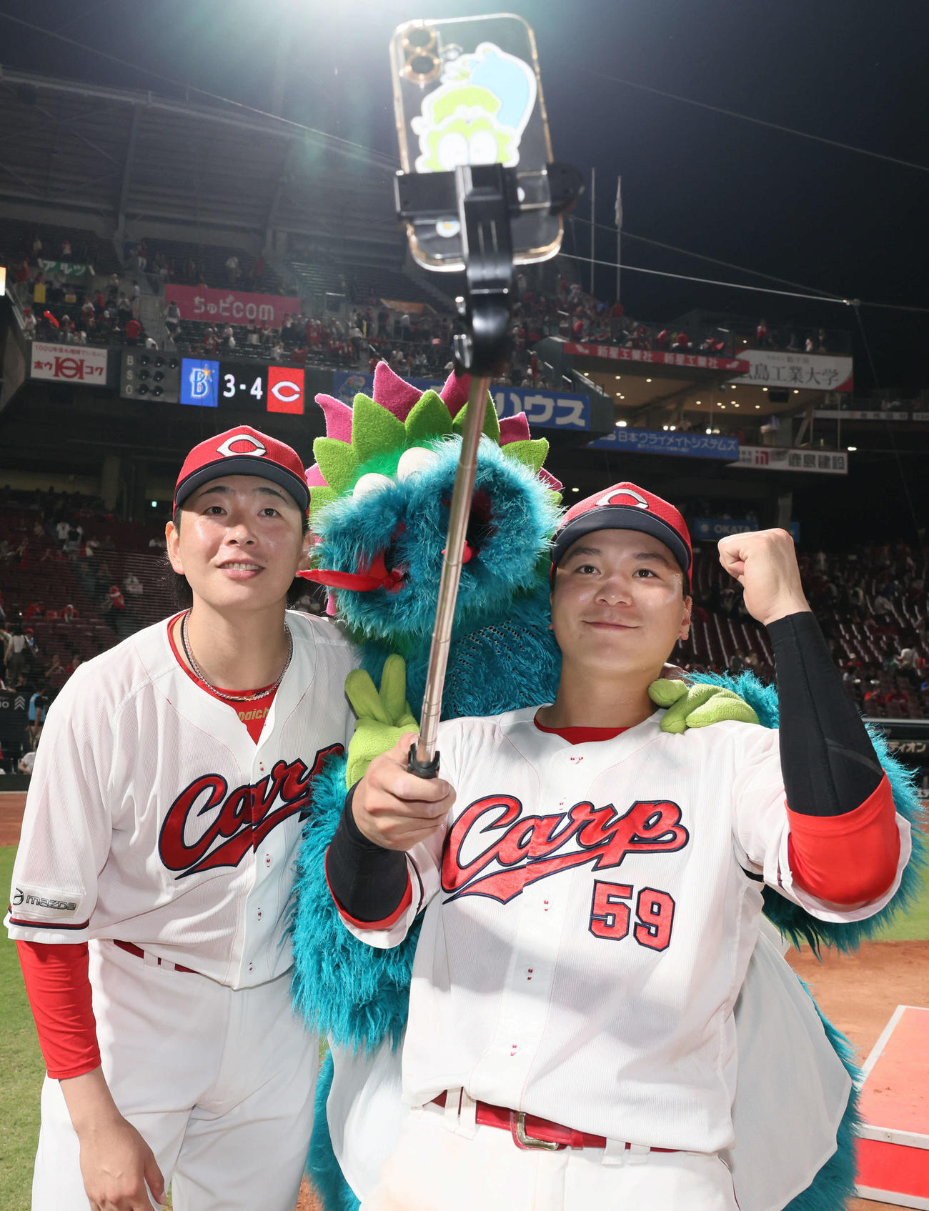 広島対DeNA　自撮りで盛り上がる大瀬良（左）と大盛（撮影・加藤孝規）