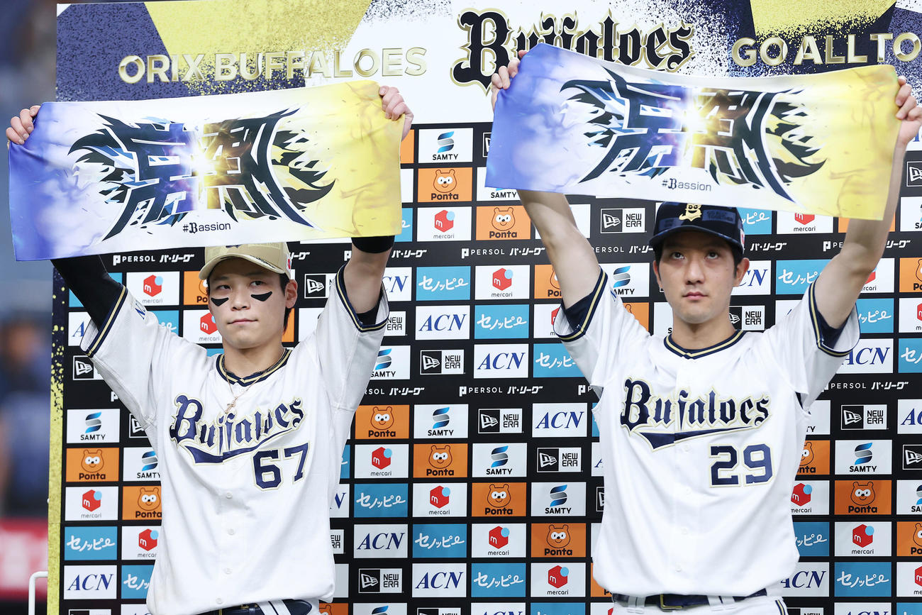 オリックス対楽天　楽天にサヨナラ勝ちし、お立ち台でタオルを掲げるオリックス中川（左）と田嶋（撮影・前田充）