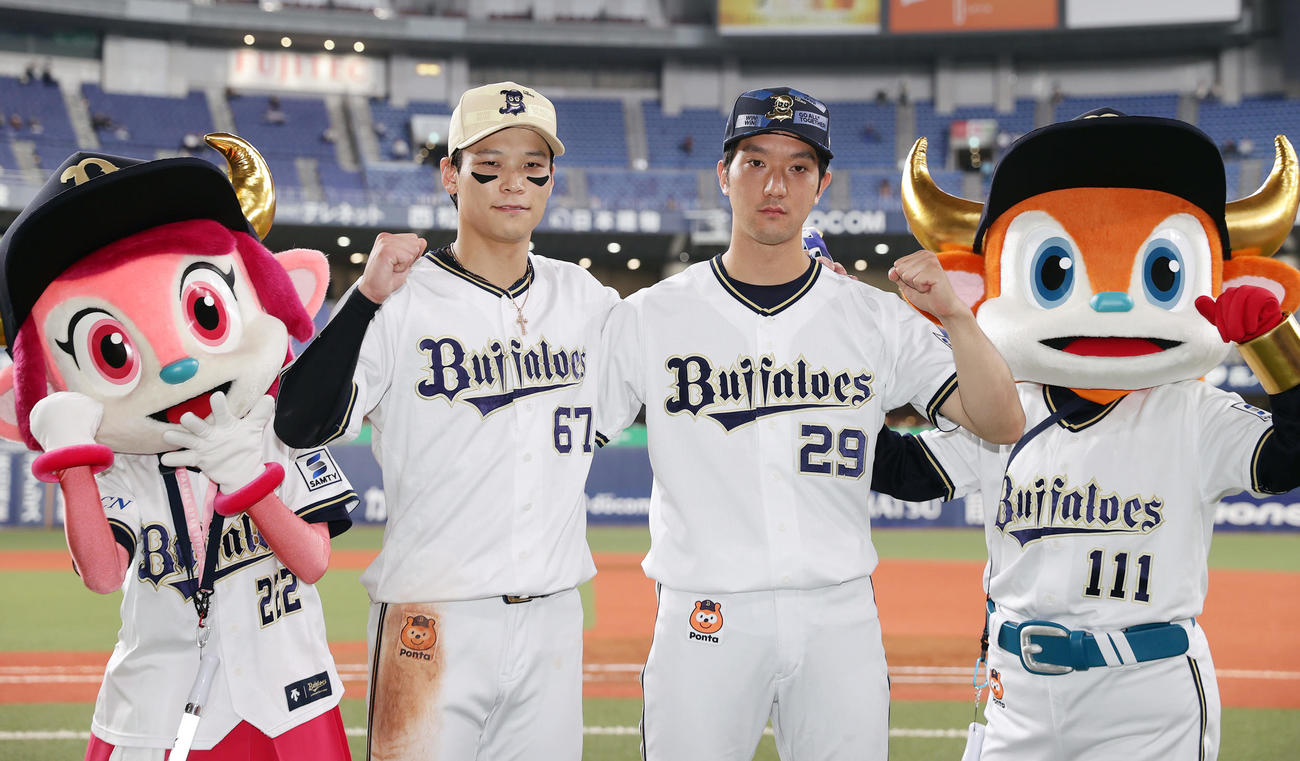 オリックス対楽天　楽天にサヨナラ勝ちし、ガッツポーズで写真に納まるオリックス中川（左）と田嶋（撮影・前田充）