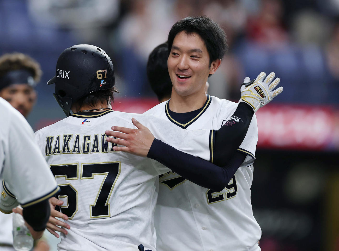 オリックス対楽天　9回裏オリックス2死、サヨナラ本塁打を放った中川（左）と抱き合う田嶋（撮影・前田充）