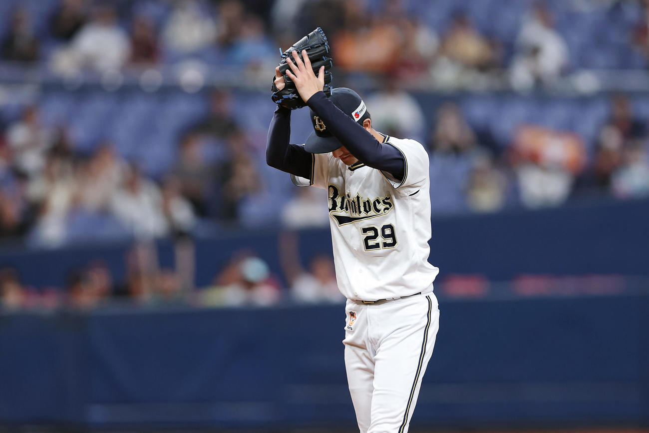 オリックス対楽天　9回表楽天2死一塁、村林をけん制で刺し、グラブをたたく田嶋（撮影・前田充）