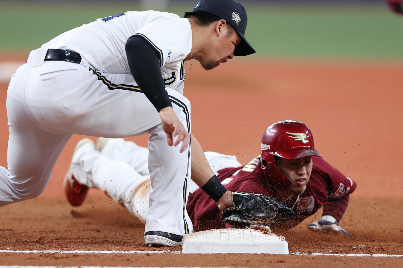 オリックス対楽天　9回表楽天2死一塁、田嶋のけん制でアウトになる村林。一塁手頓宮（撮影・前田充）