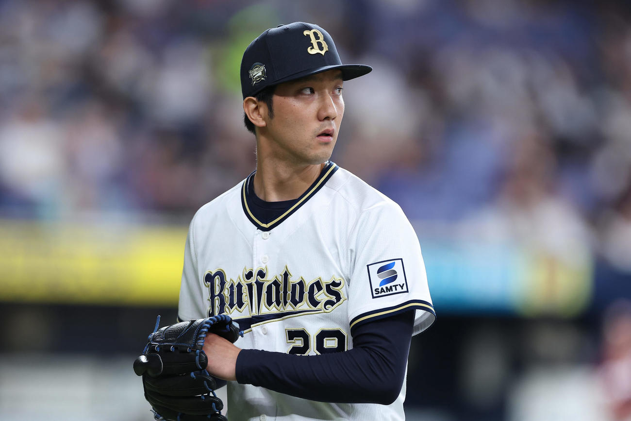 オリックス対楽天　5回表を投げ終え、ベンチへ戻るオリックス田嶋（撮影・前田充）