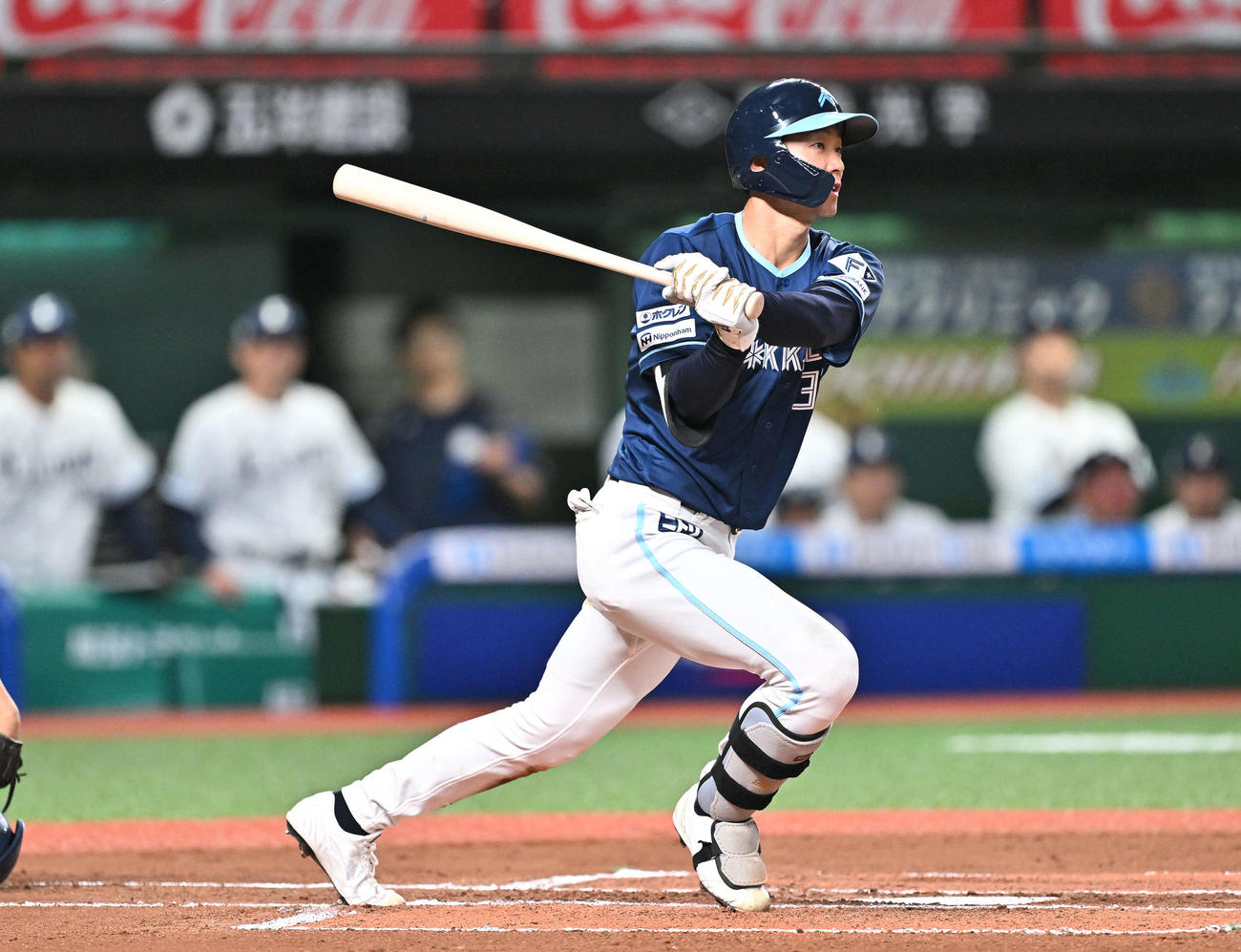 西武対日本ハム　6回表日本ハム無死、石井は右前打を放つ（撮影・滝沢徹郎）
