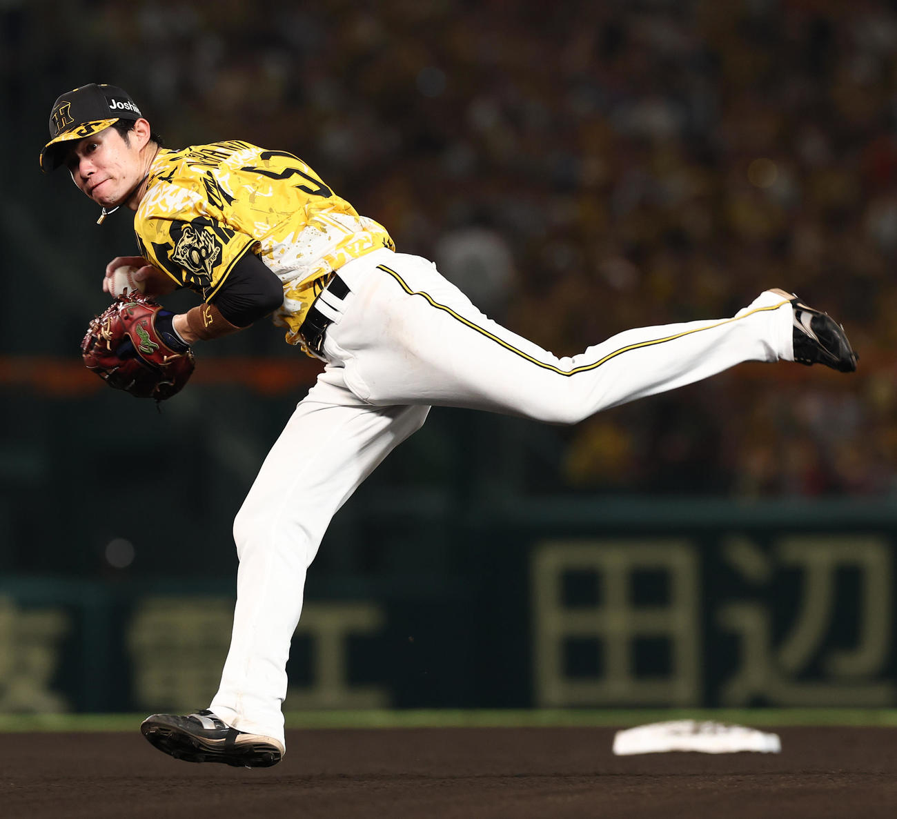阪神対中日　8回表中日2死、中野は岡林の二ゴロをさばく（撮影・上田博志）