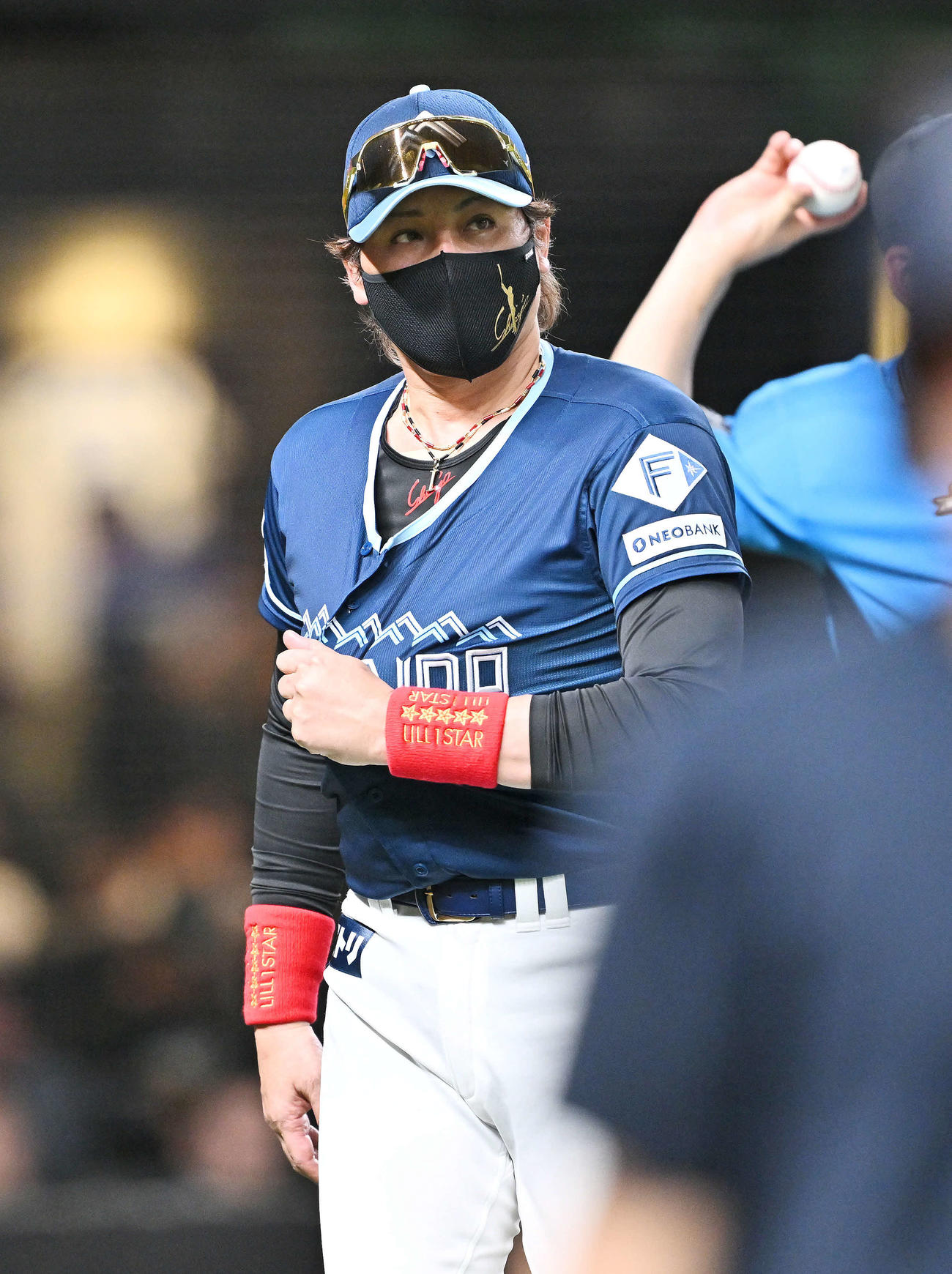 西武対日本ハム　交代を伝える日本ハム新庄監督（撮影・滝沢徹郎）