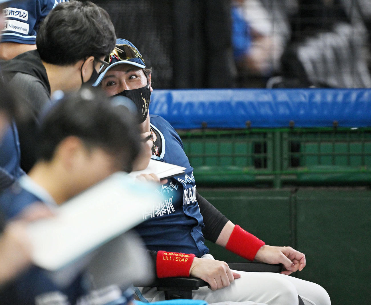 西武対日本ハム　ベンチで明るい表情の日本ハム新庄監督（中央）（撮影・滝沢徹郎）
