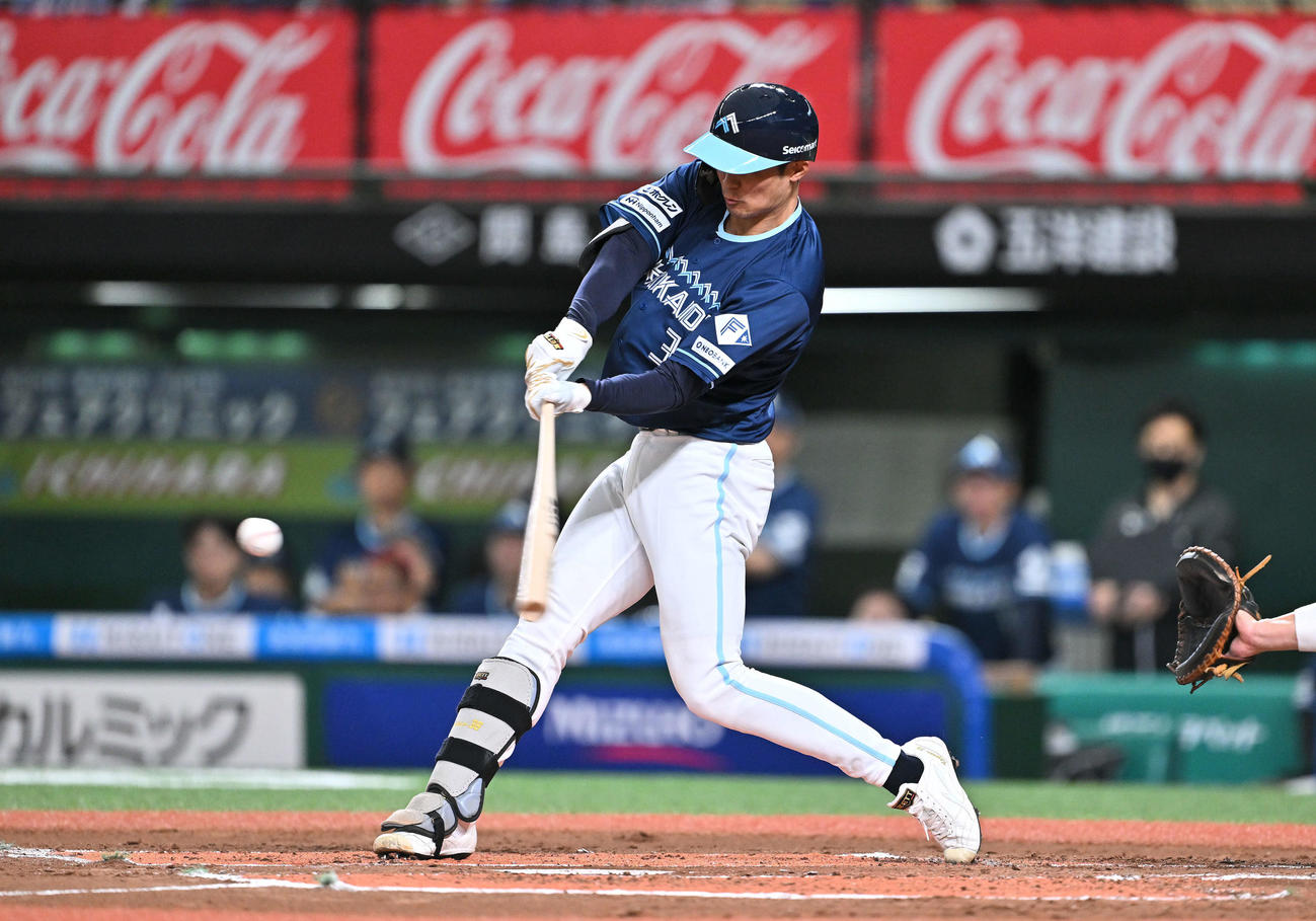 西武対日本ハム　1回表日本ハム2死一、三塁、石井は右翼に先制適時二塁打を放つ（撮影・滝沢徹郎）
