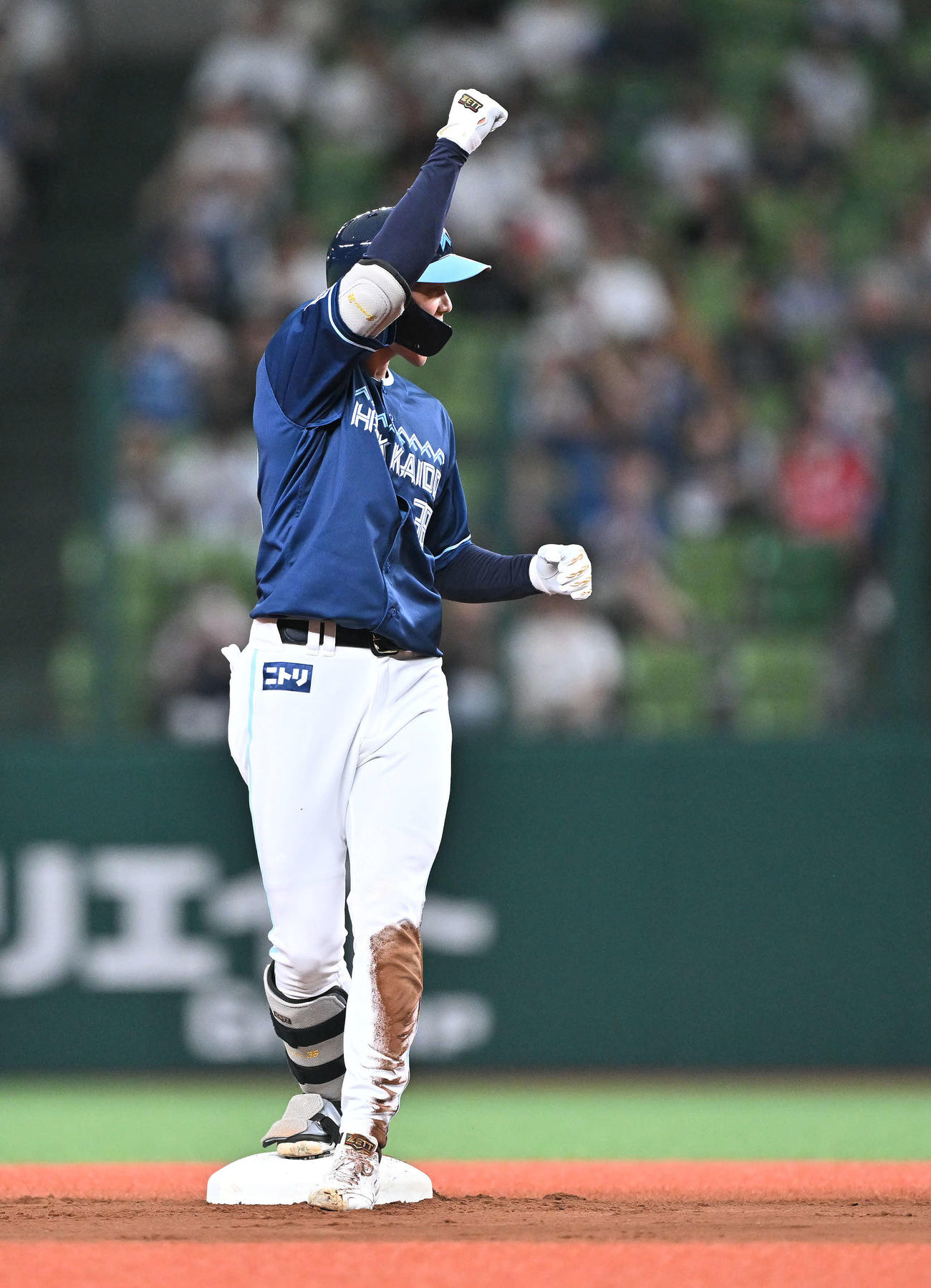 西武対日本ハム　1回表日本ハム2死一、三塁、石井は右翼に先制適時二塁打を放ちガッツポーズする（撮影・滝沢徹郎）