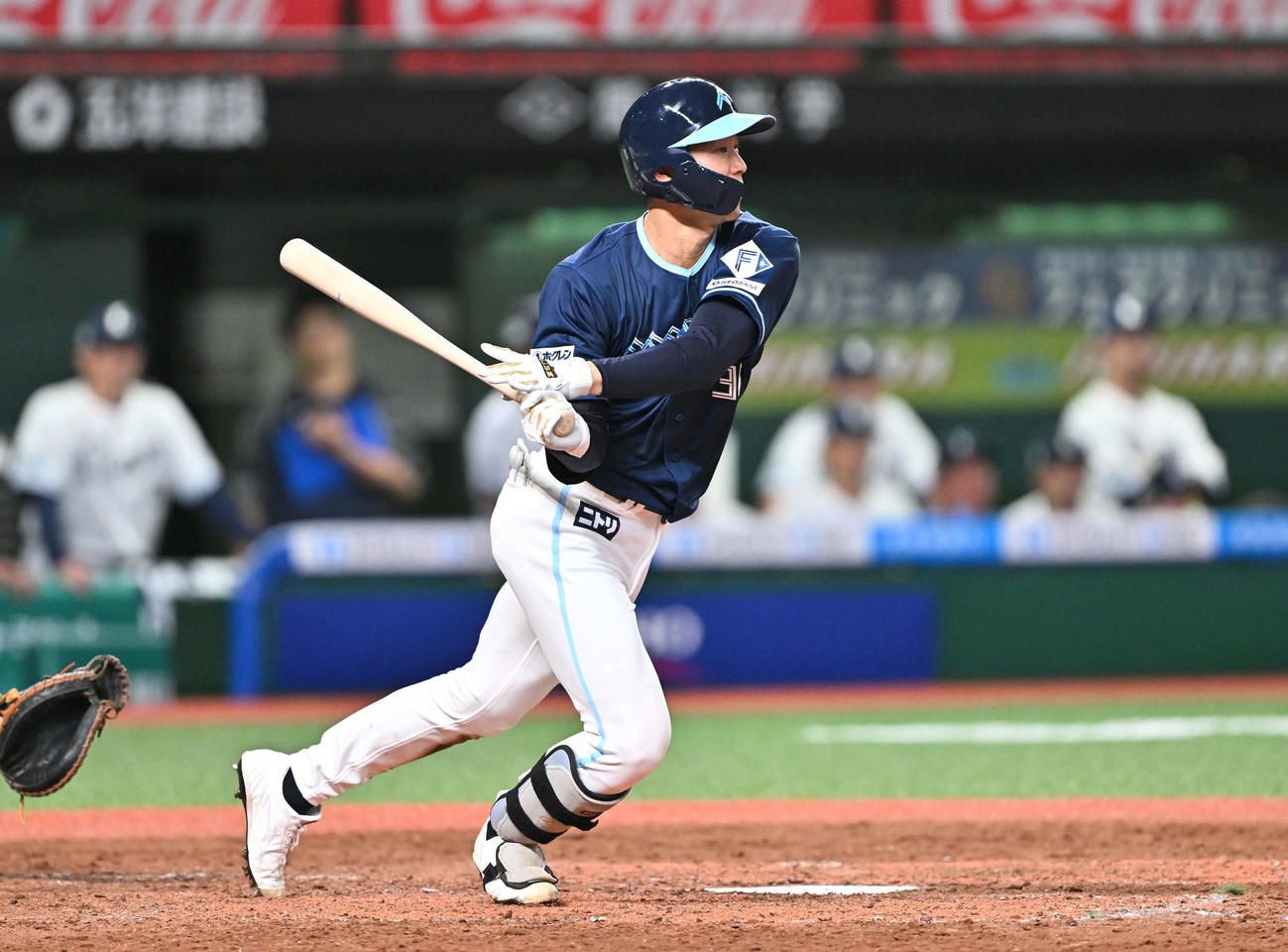 西武対日本ハム　4回表日本ハム2死一塁、石井は右前打を放つ（撮影・滝沢徹郎）