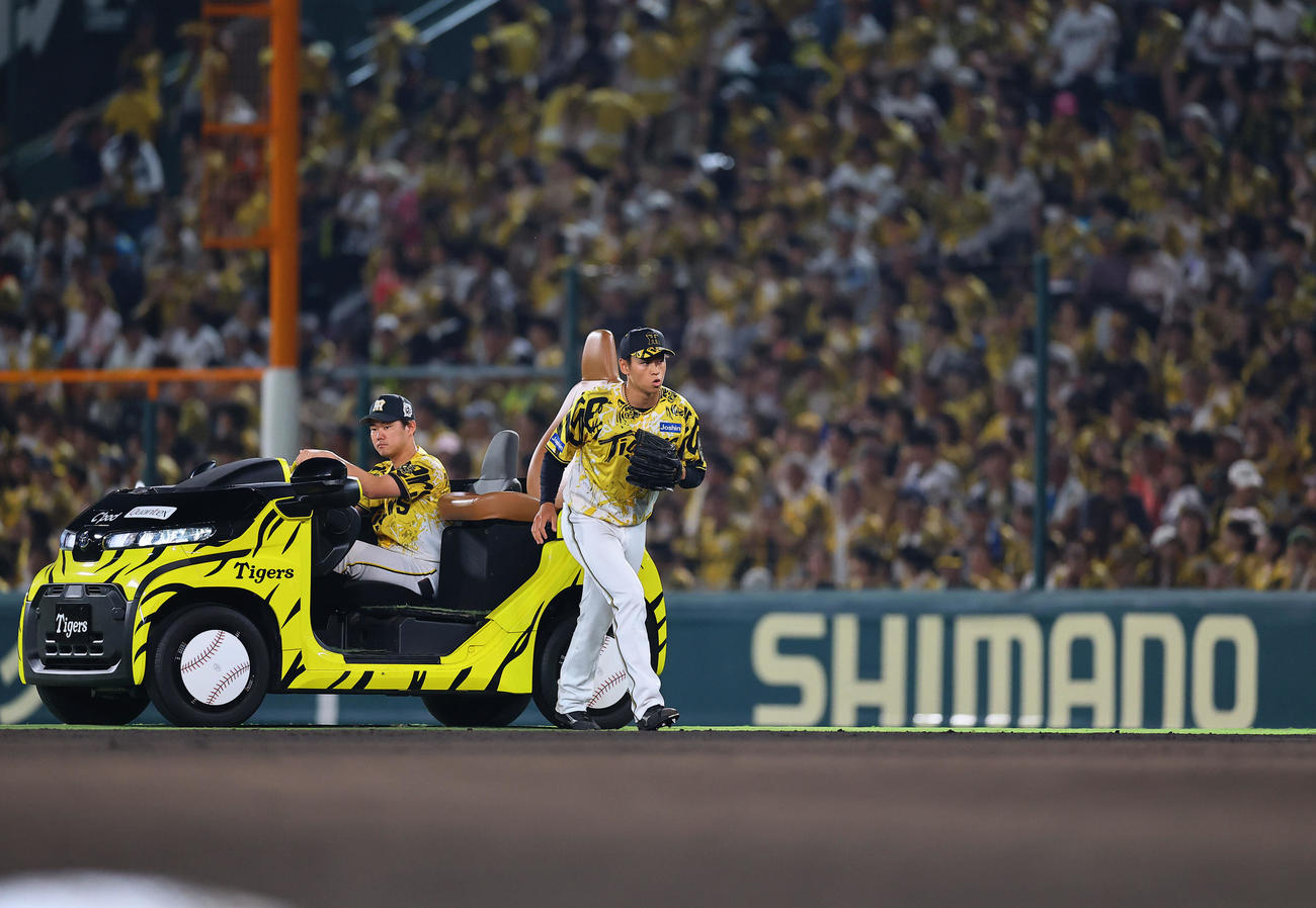 阪神対中日　9回途中、プロ初登板のマウンドへ向かう阪神早川（撮影・藤尾明華）