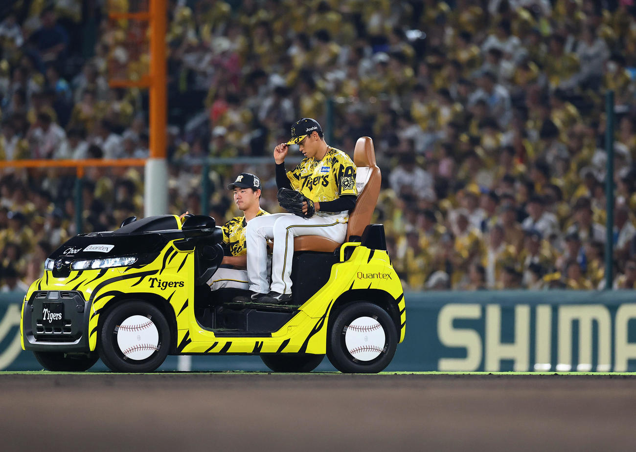 阪神対中日　9回途中、プロ初登板のマウンドへ向かう阪神早川（撮影・藤尾明華）