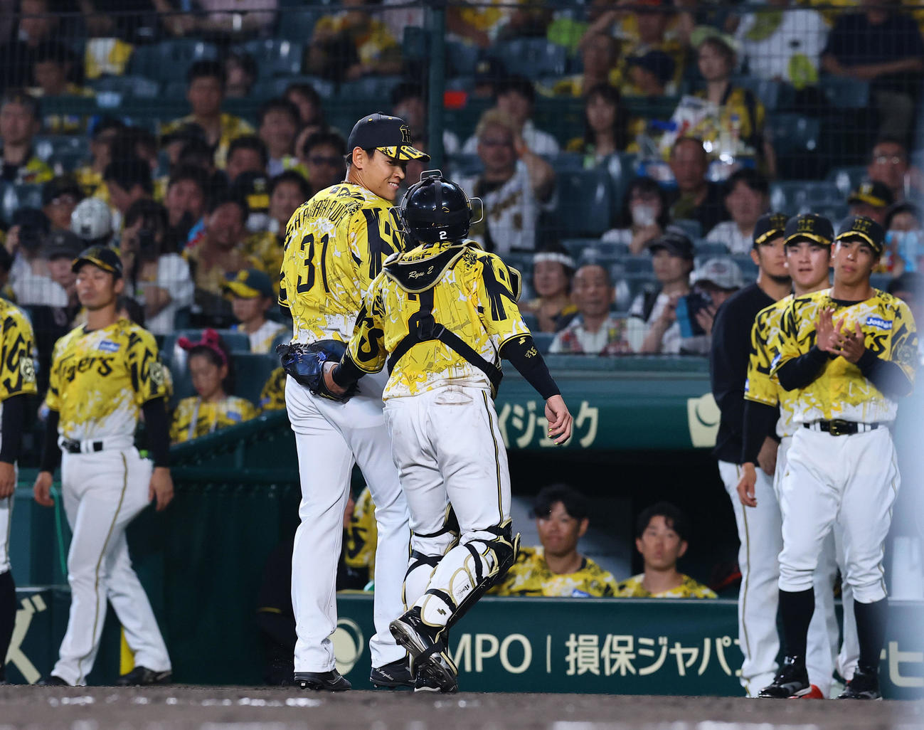 阪神対中日　9回、プロ初登板を終え、ベンチに戻る阪神早川（中央左）（撮影・藤尾明華）