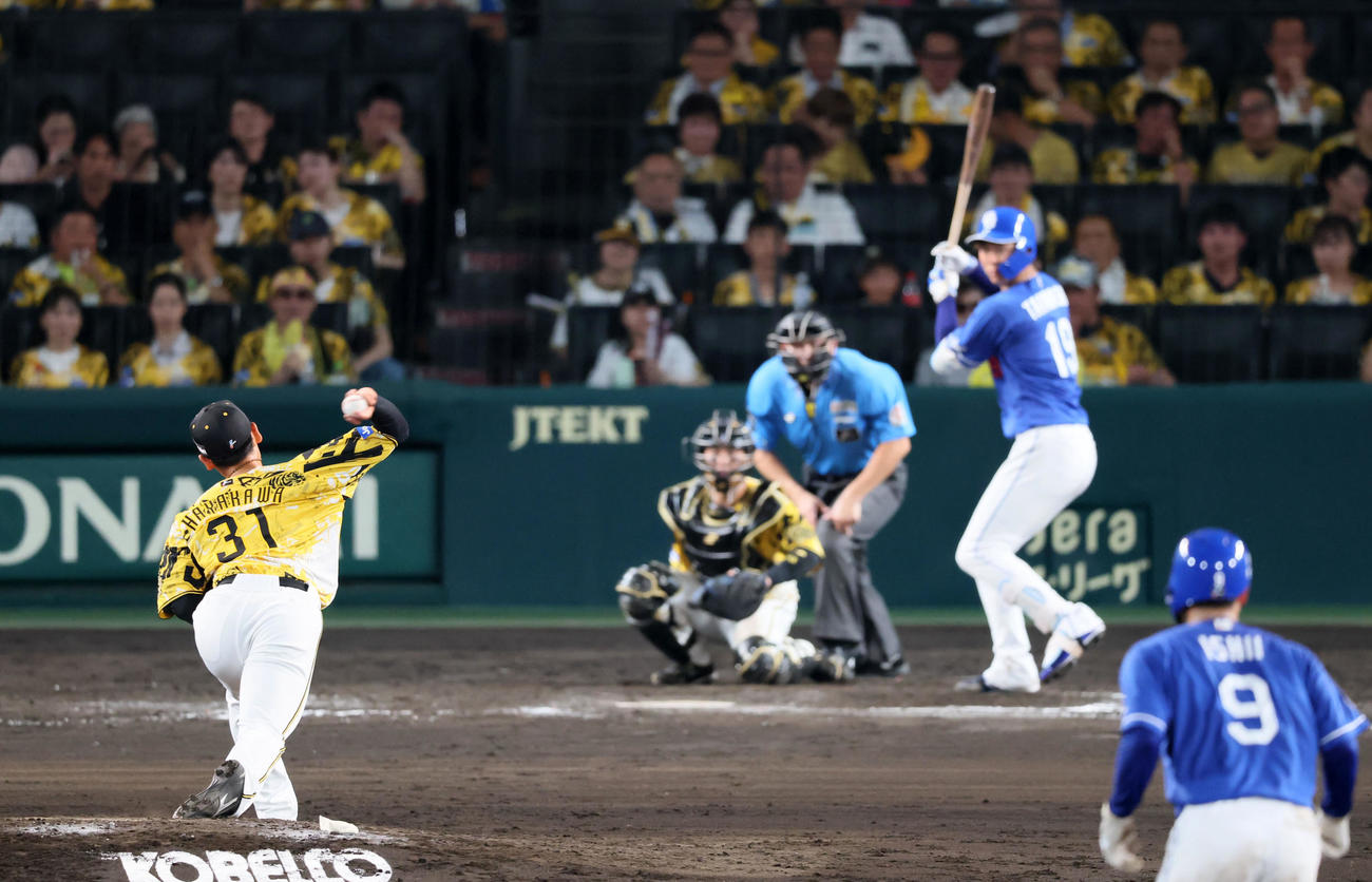 阪神対中日　9回表2死二塁、プロ初登板の早川は背番号31番でマウンドから投球。打者高橋宏（撮影・加藤哉）
