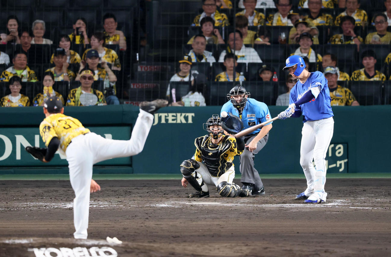 阪神対中日　9回表中日2死二塁、プロ初登板の早川は高橋宏を三振に仕留める（撮影・加藤哉）