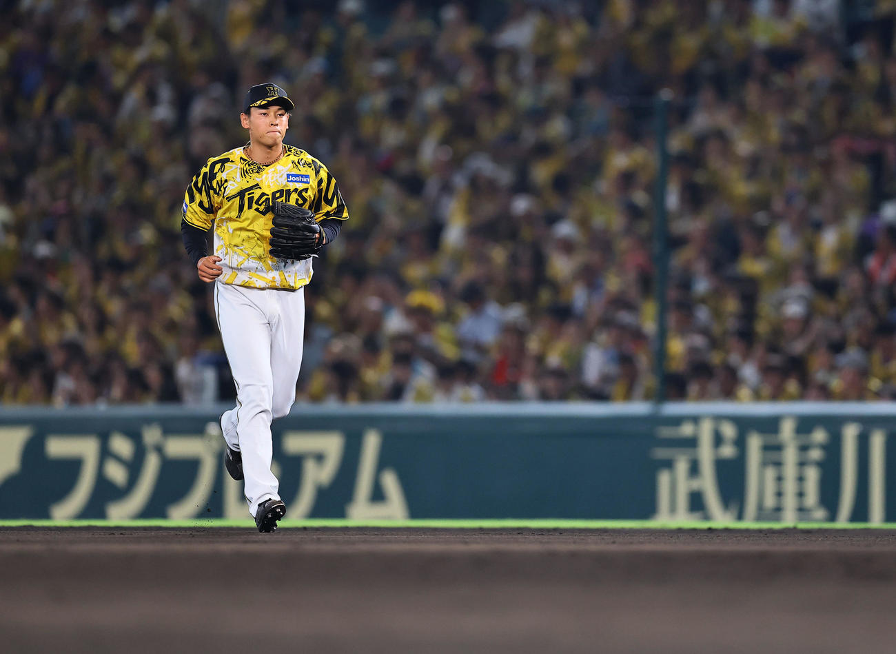 阪神対中日　9回途中、プロ初登板のマウンドへ向かう阪神早川（撮影・藤尾明華）